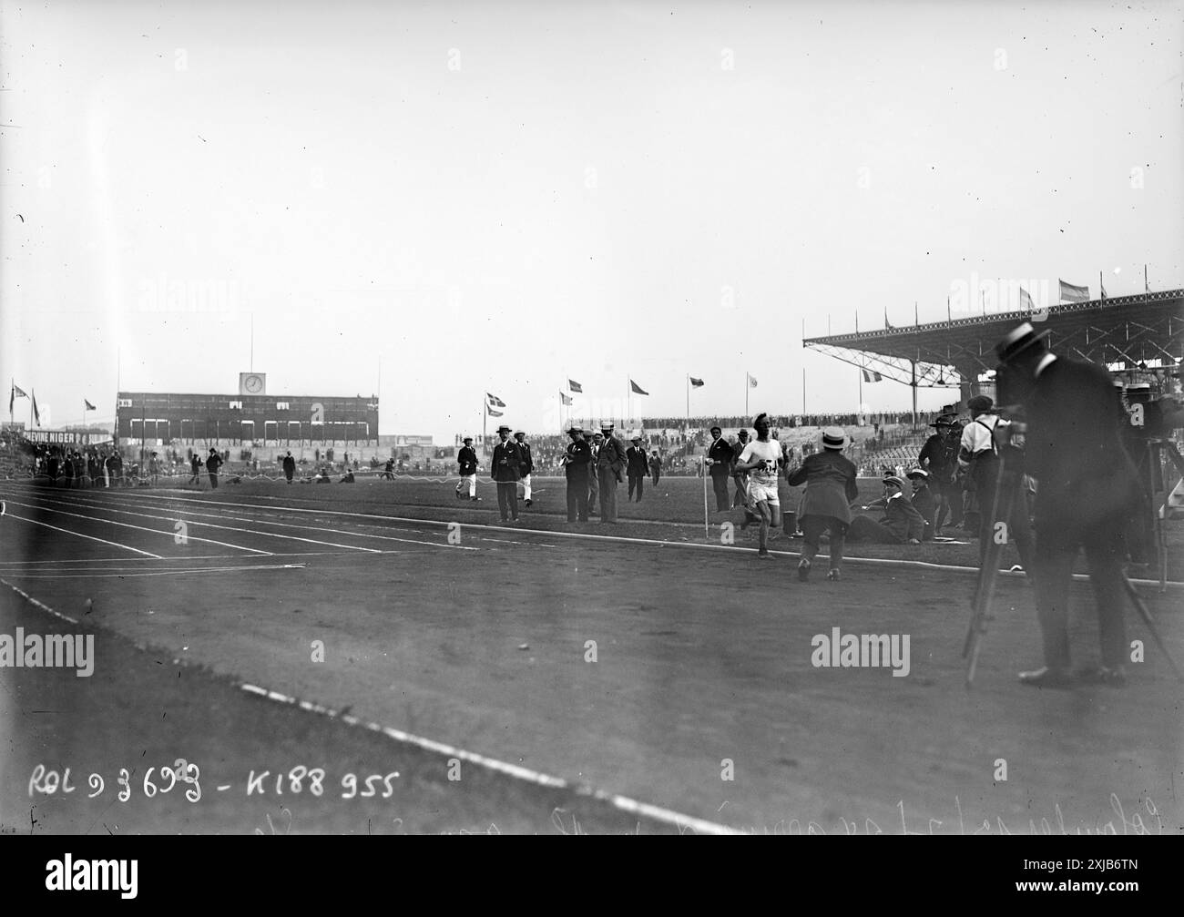 Marathon des Jeux Olympiques d'été de Paris 1924 - C'est le vainqueur, Albin Stenroos de Finlande - les Jeux Olympiques de Paris 1924 ont eu lieu au stade Olympique de Colombes (aujourd'hui stade Yves-du-Manoir) Banque D'Images