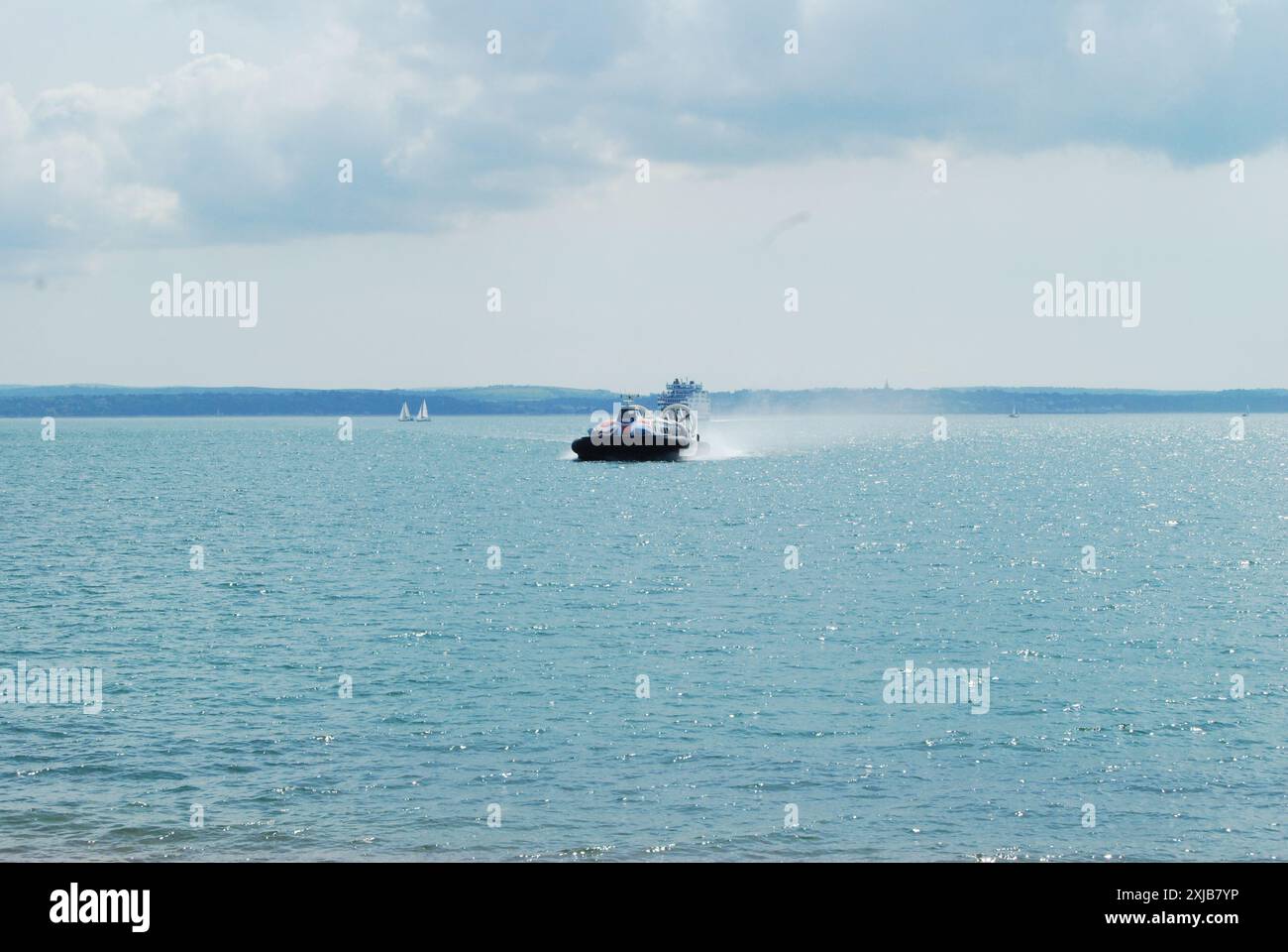 Départ de l'aéroglisseur de Southsea rivage, Clarence Pier et plage Banque D'Images