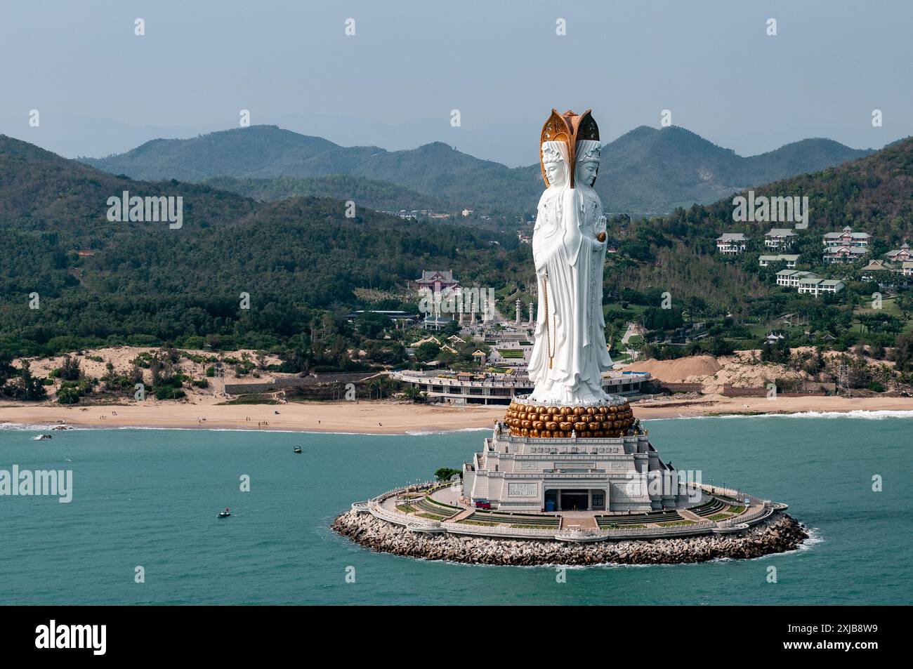 Image stock de la statue blanche de Guanyin dans le parc culturel bouddhiste de Nanshan, Sanya, île de Hainan, Chine. Image Ariel haute résolution prise à partir d'une hélice Banque D'Images