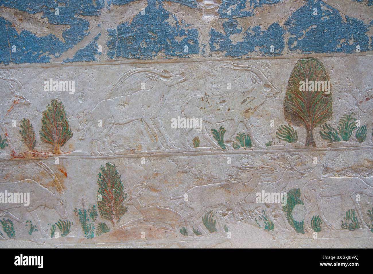 Relief des fragments de paroi des antilopes et des poissons. Originaire du Temple du Soleil de Nyuserre INI. Musée égyptien. Berlin, Allemagne. Banque D'Images