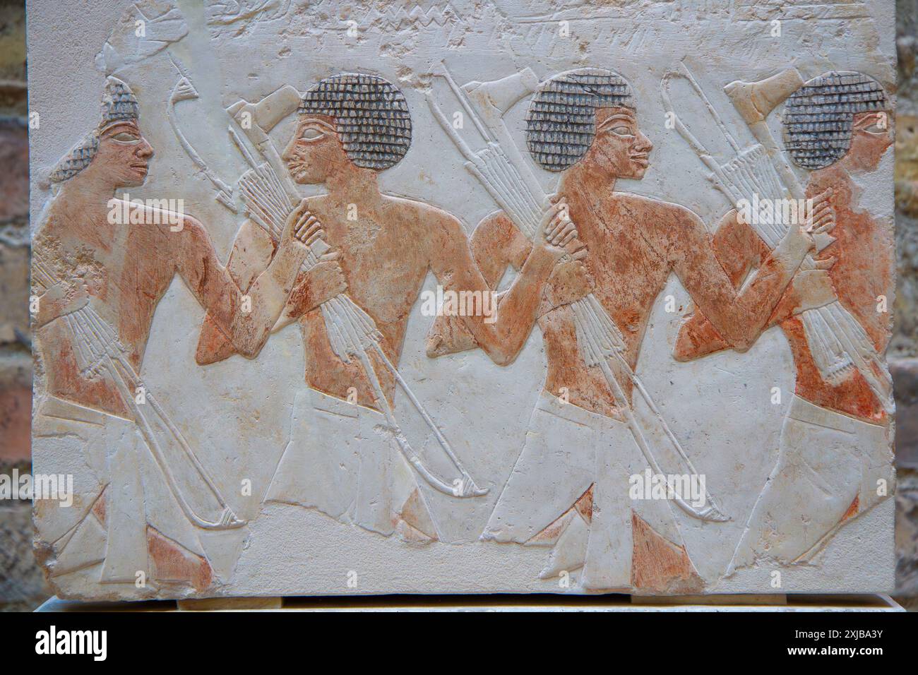 Fragment de secours de soldats égyptiens et de mercenaires nubiens. Temple mortuaire de la reine Hatshepsout. 18e dynastie. Musée égyptien. Berlin, Allemagne. Banque D'Images