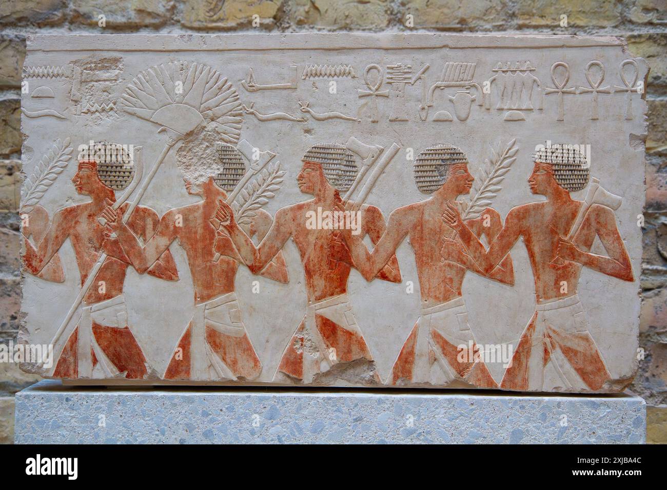 Fragment de secours de soldats égyptiens et de mercenaires nubiens. Temple mortuaire de la reine Hatshepsout. 18e dynastie. Musée égyptien. Berlin, Allemagne. Banque D'Images