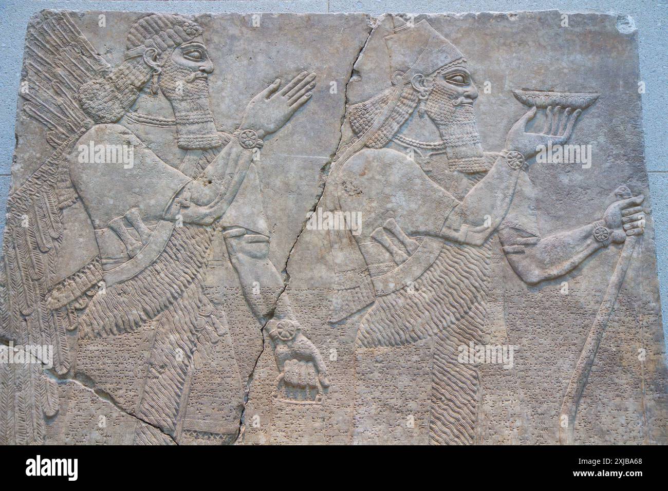 Relief mural assyrien du roi Ashurnasirpal II et d'un génie ailé ou génie (883-859 av. J.-C.). Musée de Pergame, Berlin, Allemagne Banque D'Images