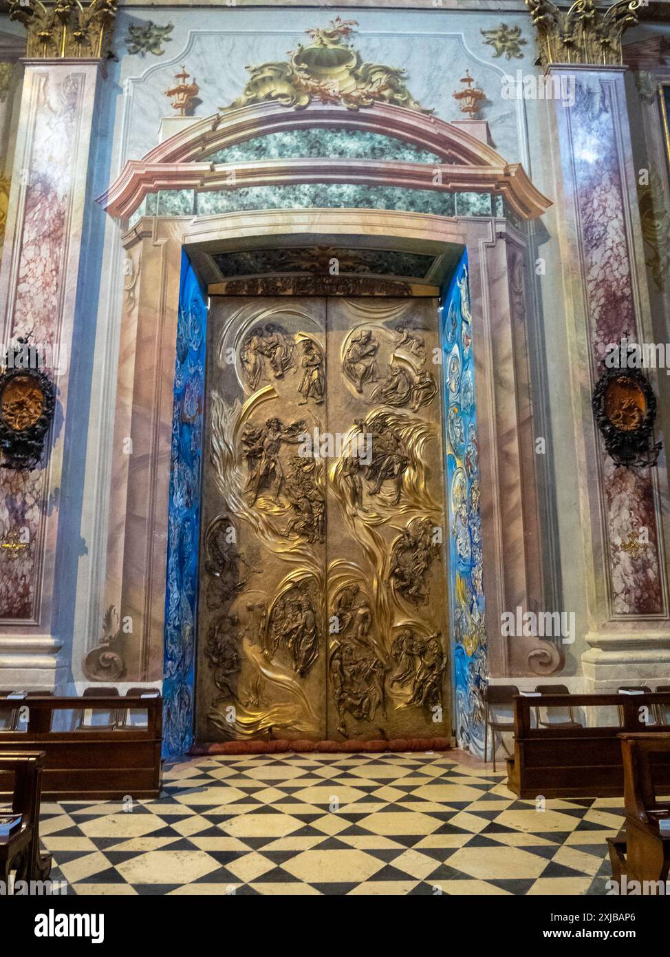 Basilica di Santa Maria Assunta porte vue intérieure, Clusone Banque D'Images
