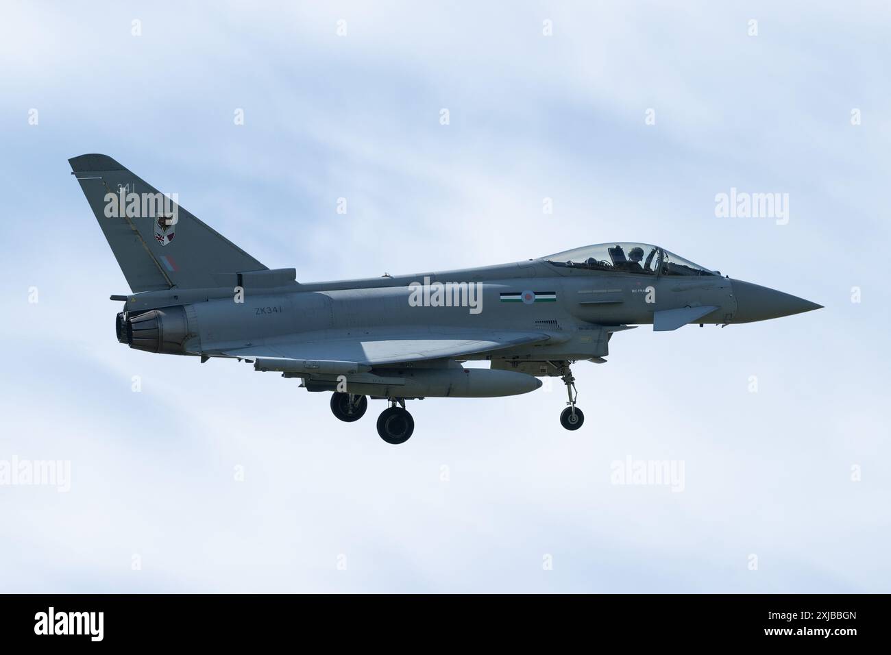 Le typhon Eurofighter du 12e escadron Royal Air Force arrive lors de la Journée des arrivées du Royal International Air Tattoo 2024 à la RAF Fairford, Cirencester, Royaume-Uni, le 17 juillet 2024 (photo par Cody Froggatt/News images) Banque D'Images