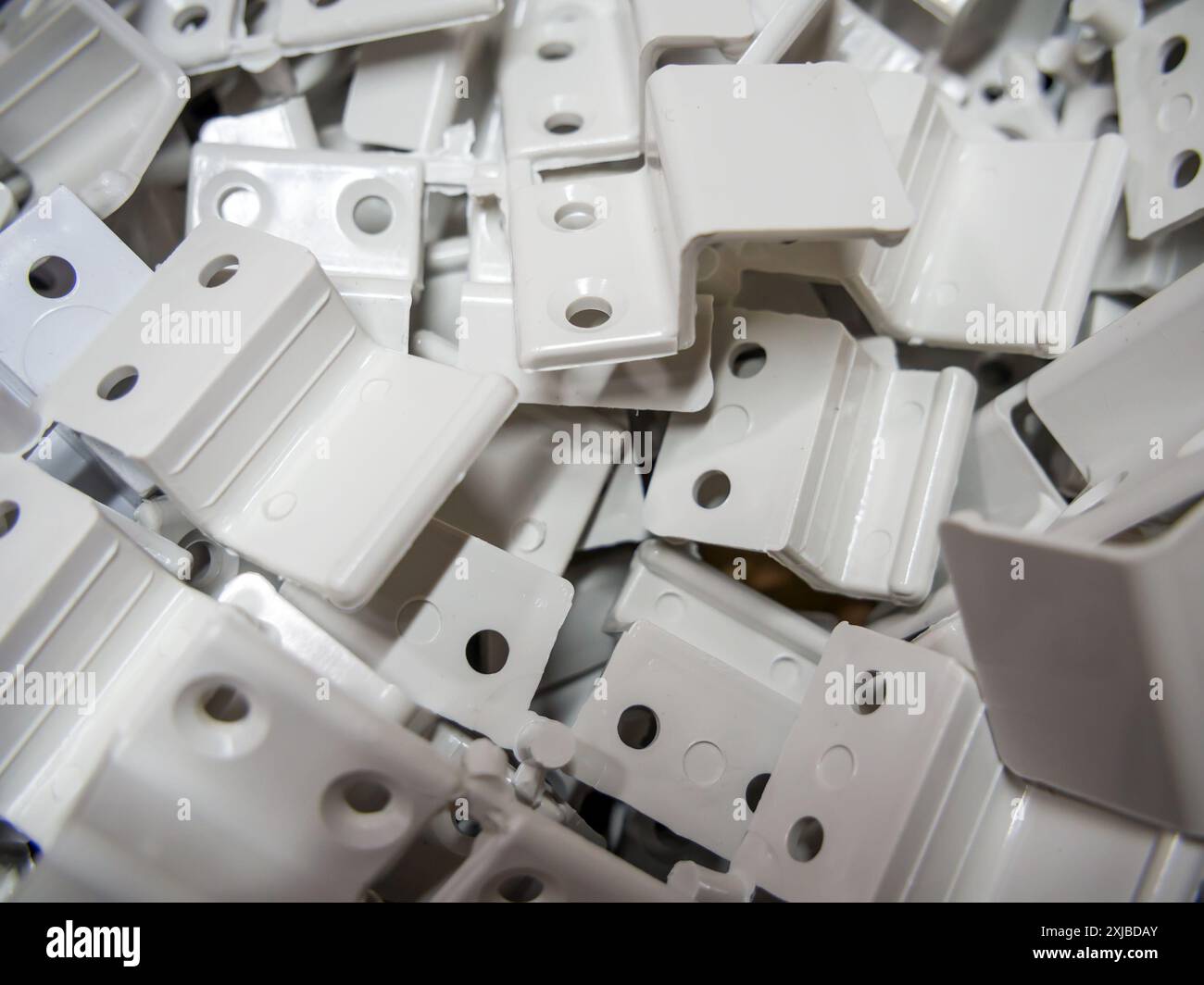 Attaches en plastique pour moustiquaires dans les ouvertures de fenêtres Banque D'Images
