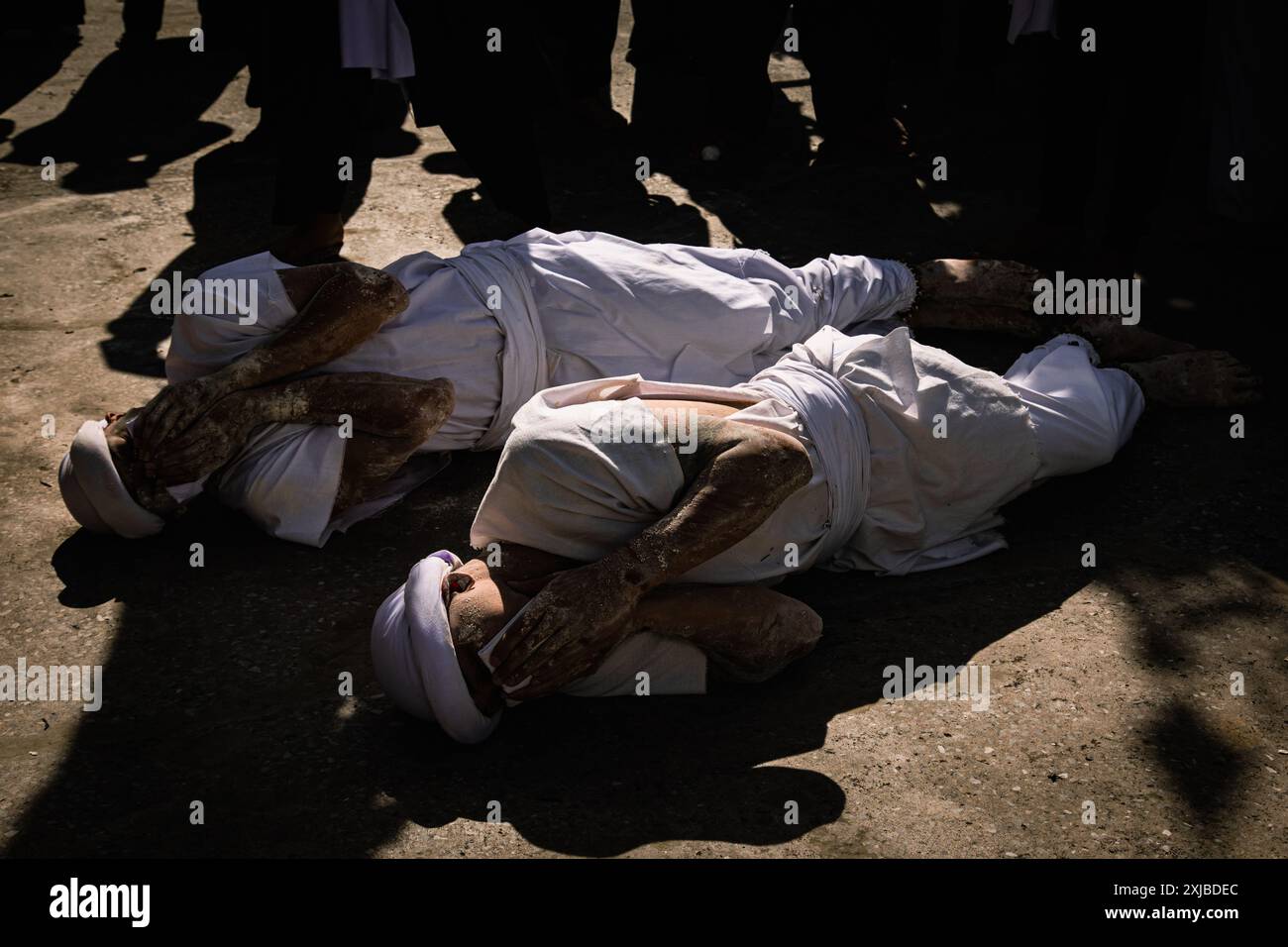 Bangkok, Bangkok, Thaïlande. 17 juillet 2024. 17 juillet 2024, Bangkok, Thaïlande, Thaïlande musulman chiite dans des chadors blancs lors d'un théâtre religieux traditionnel sur la mort de l'Imam Hussein le dixième jour de l'Ashura à la Mosquée de Phadungtham Islam, Bangkok, Thaïlande. Le deuil de Mouharram est un ensemble de rituels en souvenir du martyre du septième siècle de l'Imam Hussain, petit-fils du prophète Mohammad, tué dans la bataille de Karbala dans l'Irak actuel, en 680 après JC. (Crédit image : © Wissarut Weerasopon/ZUMA Press Wire) USAGE ÉDITORIAL SEULEMENT! Non destiné à UN USAGE commercial ! Banque D'Images