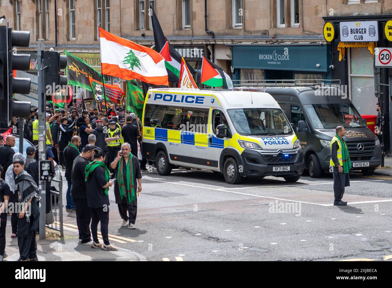 Glasgow, Écosse, Royaume-Uni. 17 juillet 2024. Marche pour commémorer le 10ème jour de Mouharram dans le calendrier islamique, connu sous le nom de jour de l'Ashura. Il marque le martyre de l'imam Hussein, le petit-fils du prophète Mahomet, avec les membres de sa famille et ses compagnons, dans la bataille de Karbala en 680 EC. Crédit : R. Nouvelles en direct de Gass/Alamy Banque D'Images