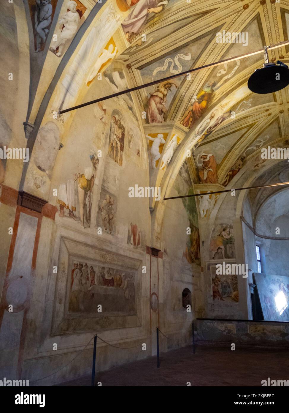 Vue générale des fresques de Romanino à l'église Santa Maria della Neve, Pisogne Banque D'Images