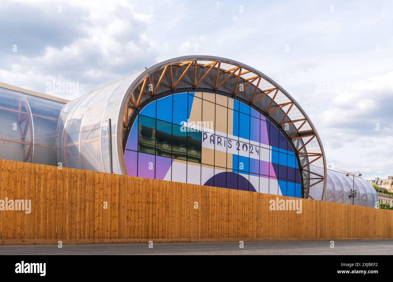 Paris, France - 07 17 2024 : L'éphémère Grand Palais, Arena champ de mars, site des Jeux Olympiques de Paris 2024 Banque D'Images