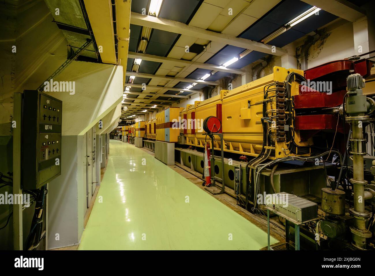 EQUIPEMENT expérimental du collisionneur de hadrons en long couloir. Banque D'Images