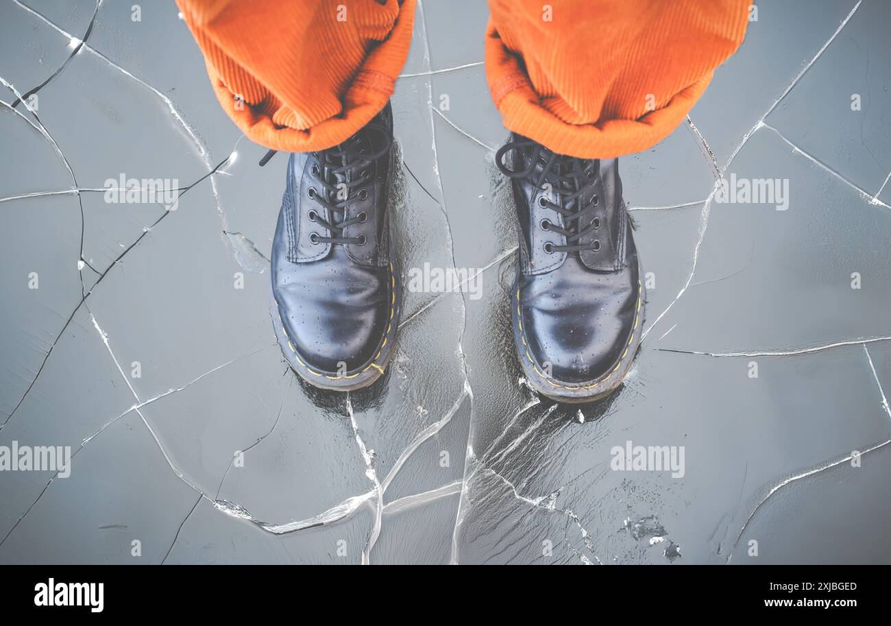 Image conceptuelle d'une glace mince craquant sous les pieds de quelqu'un Banque D'Images