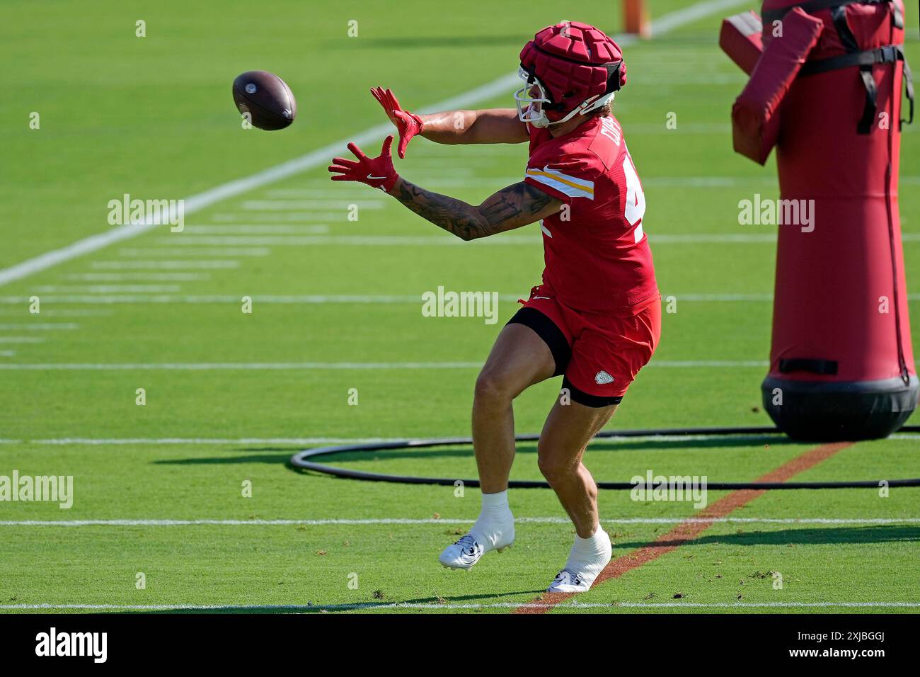 Kansas City Chiefs tight end Baylor Cupp catches a ball at NFL football training camp Wednesday, July 17, 2024, in St. Joseph, Mo. (AP Photo/Charlie Riedel) Banque D'Images