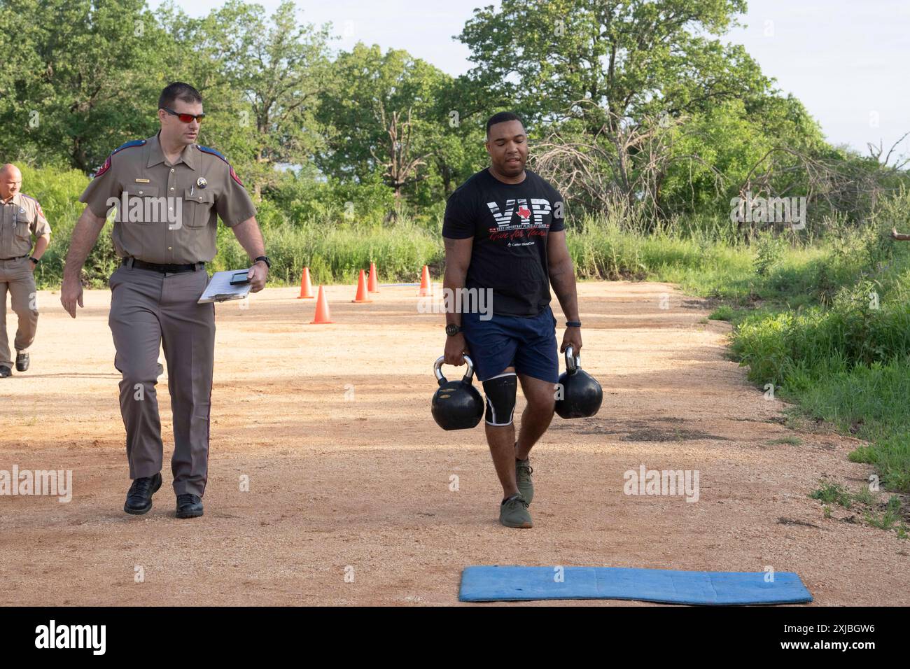 Florence Texas États-Unis, 23 avril 2024 : les troupes du Texas Department of public Safety soulèvent des kettlebells dans le cadre de la 12e compétition annuelle Top Trooper. Les officiers du DPS ont concouru dans le conditionnement physique, le tir, l'endurance et les compétences de conduite. Au total, 120 soldats ont participé à la compétition et les deux vainqueurs ont reçu de nouveaux véhicules de patrouille. ©Bob Daemmrich Banque D'Images