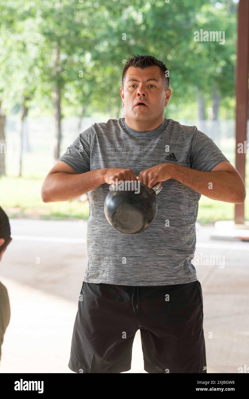 Florence Texas USA, 23 avril 2024 : des troupes d'État du Texas Department of public Safety soulèvent kettlebell dans le cadre de la 12e compétition annuelle Top Trooper. Les officiers du DPS ont concouru dans le conditionnement physique, le tir, l'endurance et les compétences de conduite. Au total, 120 soldats ont participé à la compétition et les deux vainqueurs ont reçu de nouveaux véhicules de patrouille. ©Bob Daemmrich Banque D'Images