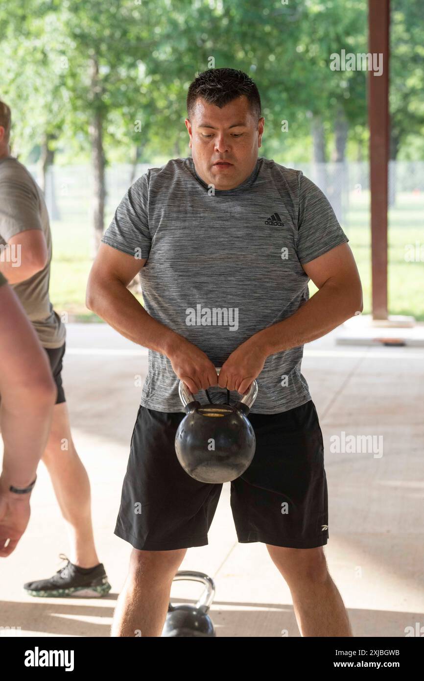 Florence Texas USA, 23 avril 2024 : des troupes d'État du Texas Department of public Safety soulèvent kettlebell dans le cadre de la 12e compétition annuelle Top Trooper. Les officiers du DPS ont concouru dans le conditionnement physique, le tir, l'endurance et les compétences de conduite. Au total, 120 soldats ont participé à la compétition et les deux vainqueurs ont reçu de nouveaux véhicules de patrouille. ©Bob Daemmrich Banque D'Images