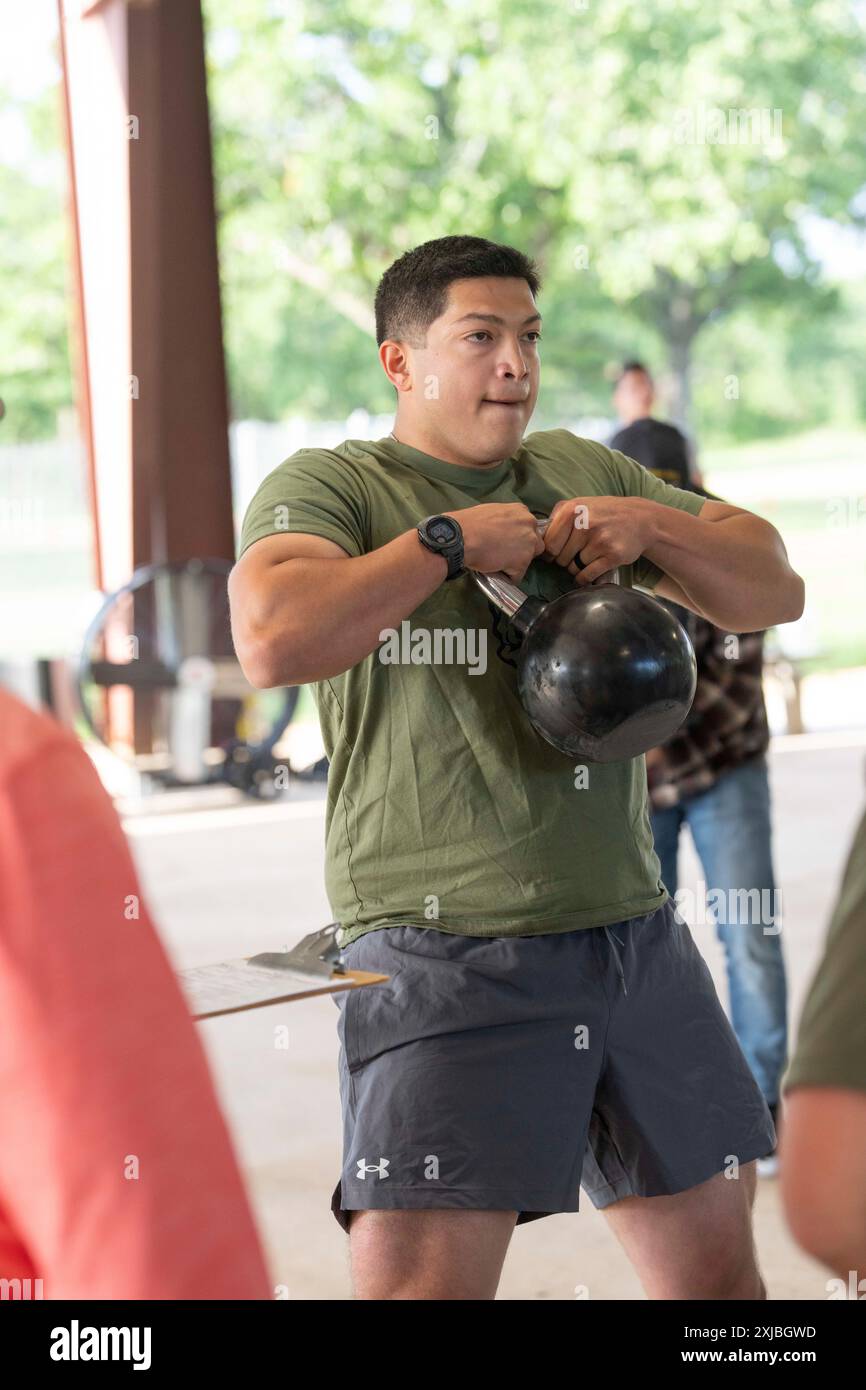 Florence Texas USA, 23 avril 2024 : des troupes d'État du Texas Department of public Safety soulèvent kettlebell dans le cadre de la 12e compétition annuelle Top Trooper. Les officiers du DPS ont concouru dans le conditionnement physique, le tir, l'endurance et les compétences de conduite. Au total, 120 soldats ont participé à la compétition et les deux vainqueurs ont reçu de nouveaux véhicules de patrouille. ©Bob Daemmrich Banque D'Images