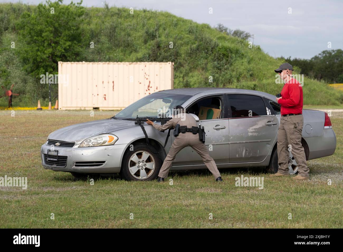 Florence Texas USA, 23 avril 2024 : une femme de la Texas Department of public Safety State Trooper accroche son arme tout en tirant sur une cible dans le cadre de la 12e compétition annuelle Top Trooper. Les officiers du DPS ont concouru dans le conditionnement physique, le tir, l'endurance et les compétences de conduite. Au total, 120 soldats ont participé à la compétition et les deux vainqueurs ont reçu de nouveaux véhicules de patrouille. ©Bob Daemmrich Banque D'Images