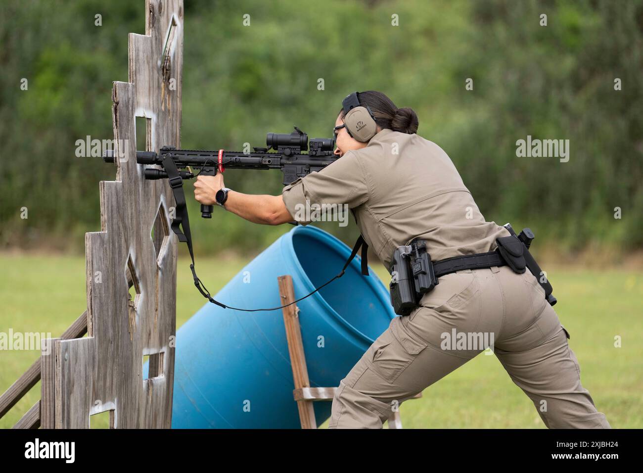 Florence Texas USA, 23 avril 2024 : une femme de la Texas Department of public Safety State Trooper accroche son arme tout en tirant sur une cible dans le cadre de la 12e compétition annuelle Top Trooper. Les officiers du DPS ont concouru dans le conditionnement physique, le tir, l'endurance et les compétences de conduite. Au total, 120 soldats ont participé à la compétition et les deux vainqueurs ont reçu de nouveaux véhicules de patrouille. ©Bob Daemmrich Banque D'Images