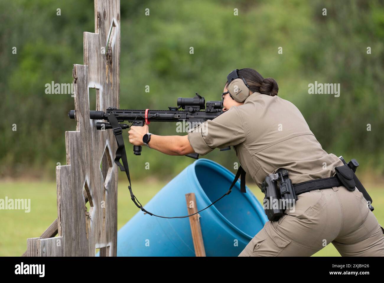 Florence Texas USA, 23 avril 2024 : une femme de la Texas Department of public Safety State Trooper accroche son arme tout en tirant sur une cible dans le cadre de la 12e compétition annuelle Top Trooper. Les officiers du DPS ont concouru dans le conditionnement physique, le tir, l'endurance et les compétences de conduite. Au total, 120 soldats ont participé à la compétition et les deux vainqueurs ont reçu de nouveaux véhicules de patrouille. ©Bob Daemmrich Banque D'Images