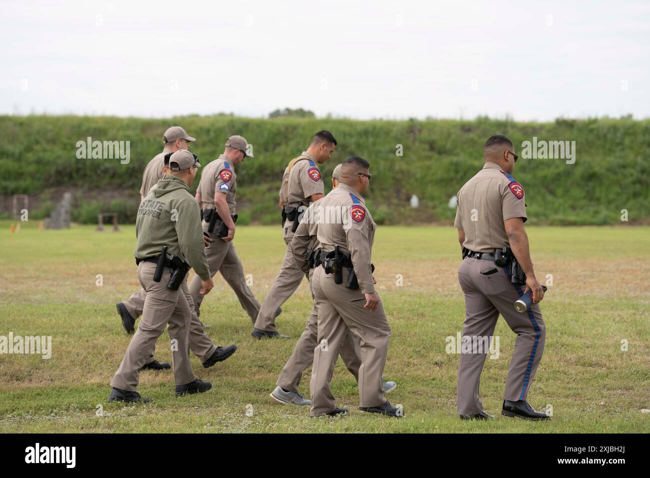 Florence Texas USA, 23 avril 2024 : les troupes d'État du Texas Department of public Safety arrivent à un centre d'entraînement du DPS pour participer à la 12e compétition annuelle Top Trooper. Les officiers du DPS ont concouru dans le conditionnement physique, le tir, l'endurance et les compétences de conduite. Au total, 120 soldats ont participé à la compétition et les deux vainqueurs ont reçu de nouveaux véhicules de patrouille. ©Bob Daemmrich Banque D'Images