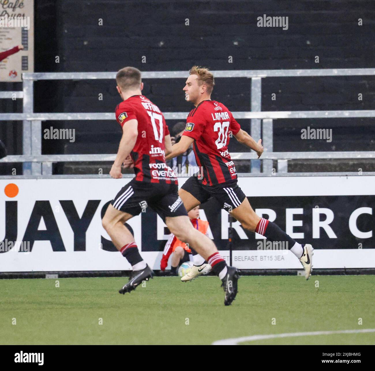 Seaview Stadium, Belfast, Irlande du Nord, Royaume-Uni. 17 juillet 2024. UEFA Europa Conference League Qualifying Round 1 (deuxième manche) – Crusaders v Caernarfon Town. Action du match de ce soir à Seaview. (Croisés en rouge). Daniel Larmour (20 ans) remet un deuxième but pour les Crusaders. Crédit : CAZIMB/Alamy Live News. Banque D'Images