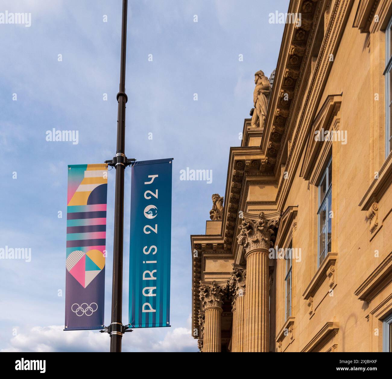 Paris, France - 07 17 2024 : affiche des Jeux Olympiques de Paris 2024 dans la rue Banque D'Images