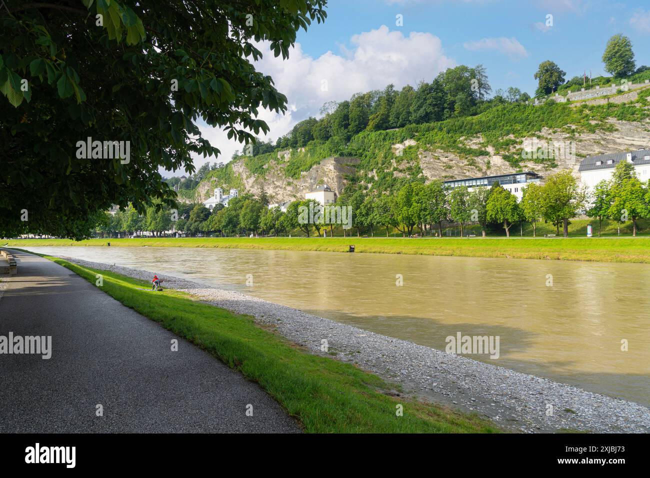 Salzbourg, Autriche. 1er juillet 2024. Vue sur la promenade au bord de la rivière Salzach dans le centre-ville Banque D'Images