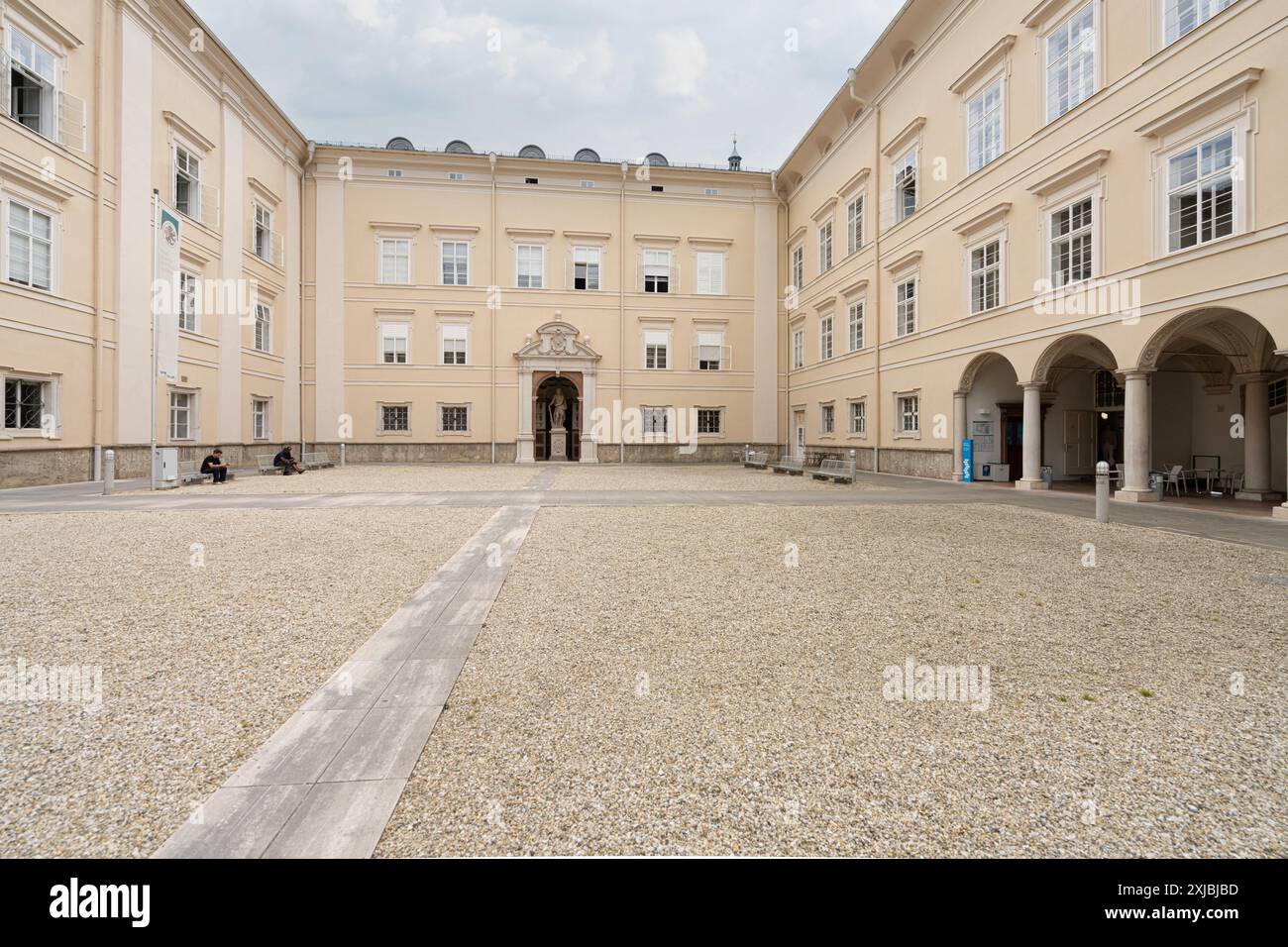 Salzbourg, Autriche. 1er juillet 2024. Vue sur la cour intérieure du bâtiment de la représentation étudiante Juridicum Salzburg dans le centre-ville Banque D'Images