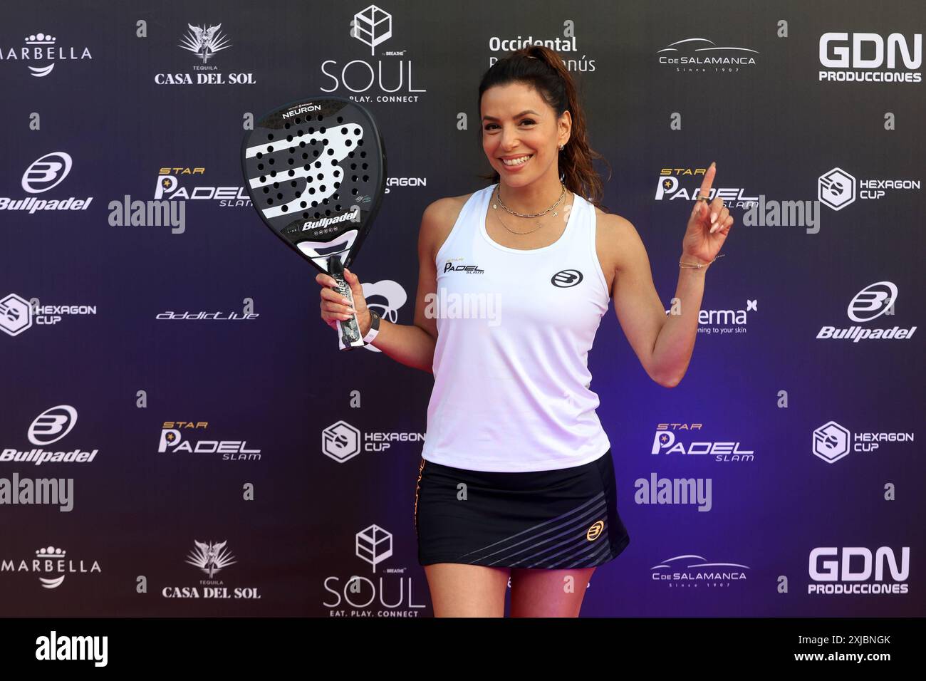 16 juillet 2024 (Marbella, Malaga) les acteurs Eva Longoria, Amauri Nolasco et Juanlu González, ainsi que des athlètes professionnels tels que Pablo Cardona, Gemma Triay et le footballeur de Barcelone Marco Alonso, ont participé mardi à un tournoi caritatif de paddle à Marbella, le Star Padel Slam. À cette occasion, le tournoi – qui a été joué au Nueva Alcántar Marbella Paddle Club – allouera une partie des bénéfices récoltés au projet de la Global Gift Foundation, Casa Angeles, un centre multifonctionnel qui offre des thérapies et des traitements de pointe aux enfants atteints de maladies rares et chroniques Banque D'Images