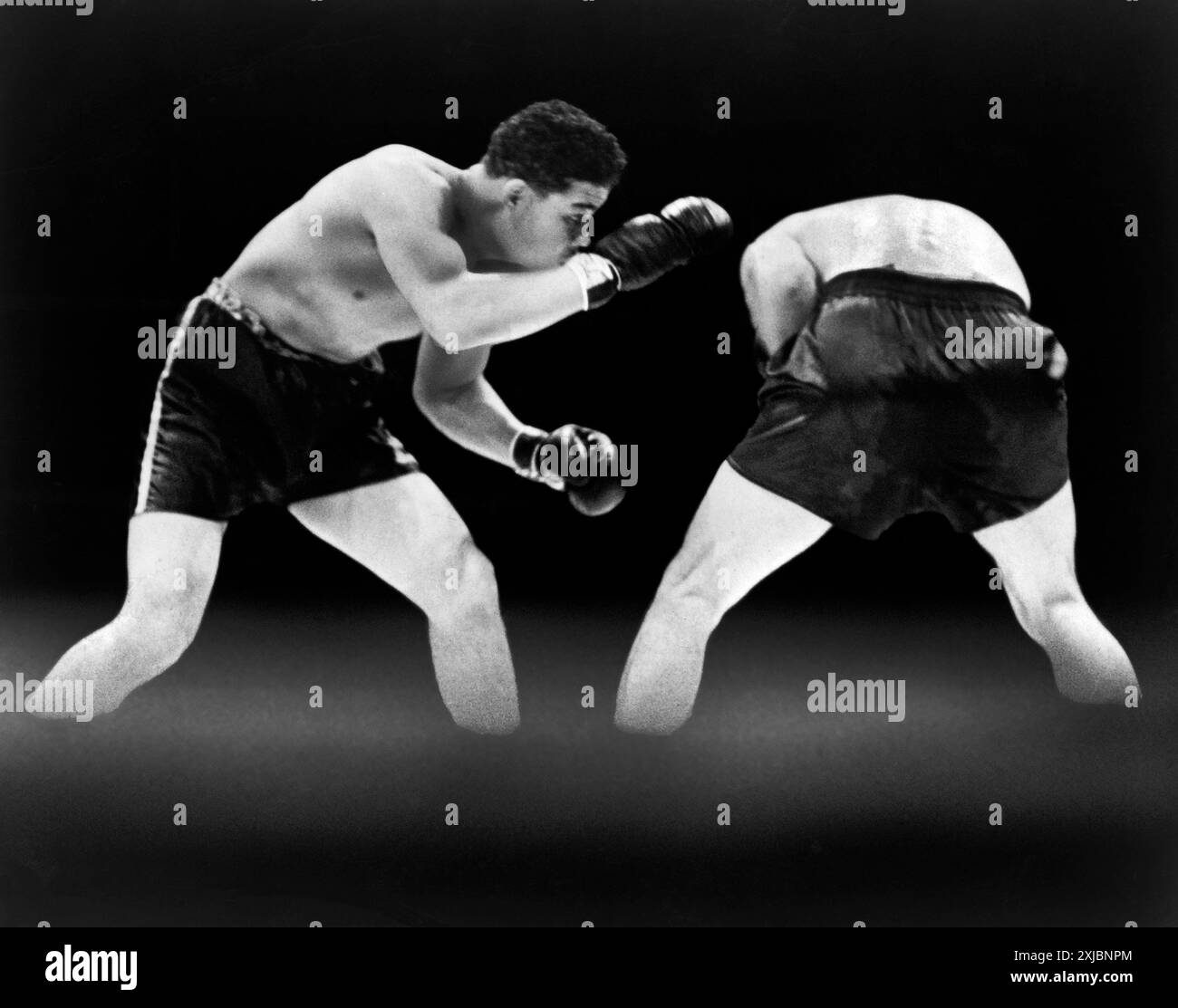 Boxeur américain Joe Louis cherchant l'ouverture pendant le match de boxe avec le boxeur allemand Max Schmeling, Yankee Stadium, Bronx, New York City, New York, USA, New York World-Telegram et The Sun Newspaper Photograph Collection, juin 19,1936 Banque D'Images