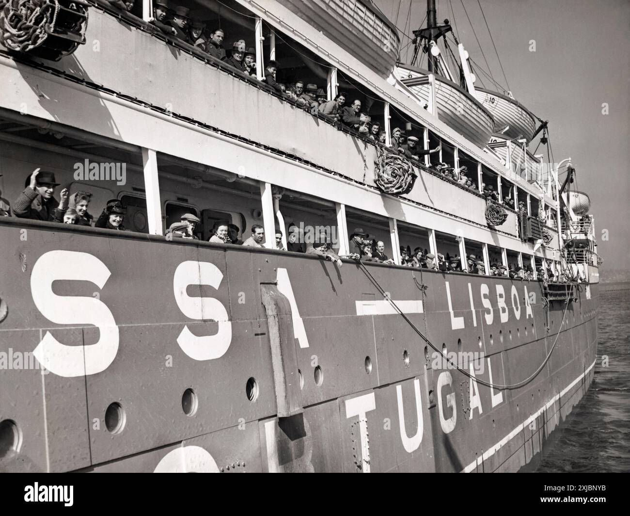 Réfugiés de guerre qui bordent les rails du navire portugais Nyassa à quai, New York City, New York, États-Unis, New York World-Telegram et The Sun Newspaper Photograph Collection, 25 avril 1941 Banque D'Images