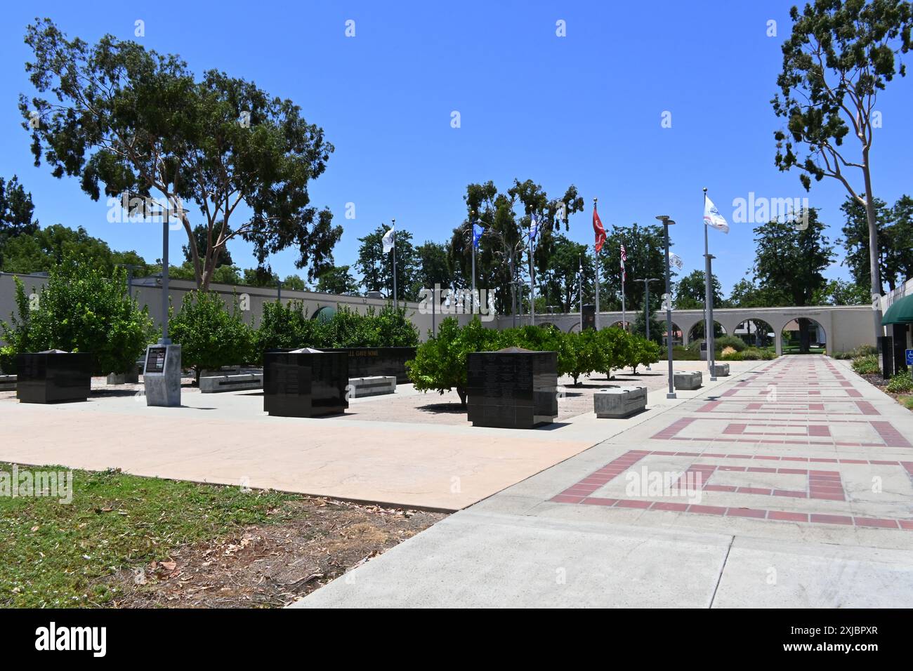 UPLAND, CALIFORNIE - 14 JUILLET 2024 : The Veterans Plaza at the Upland Civic Center. Banque D'Images