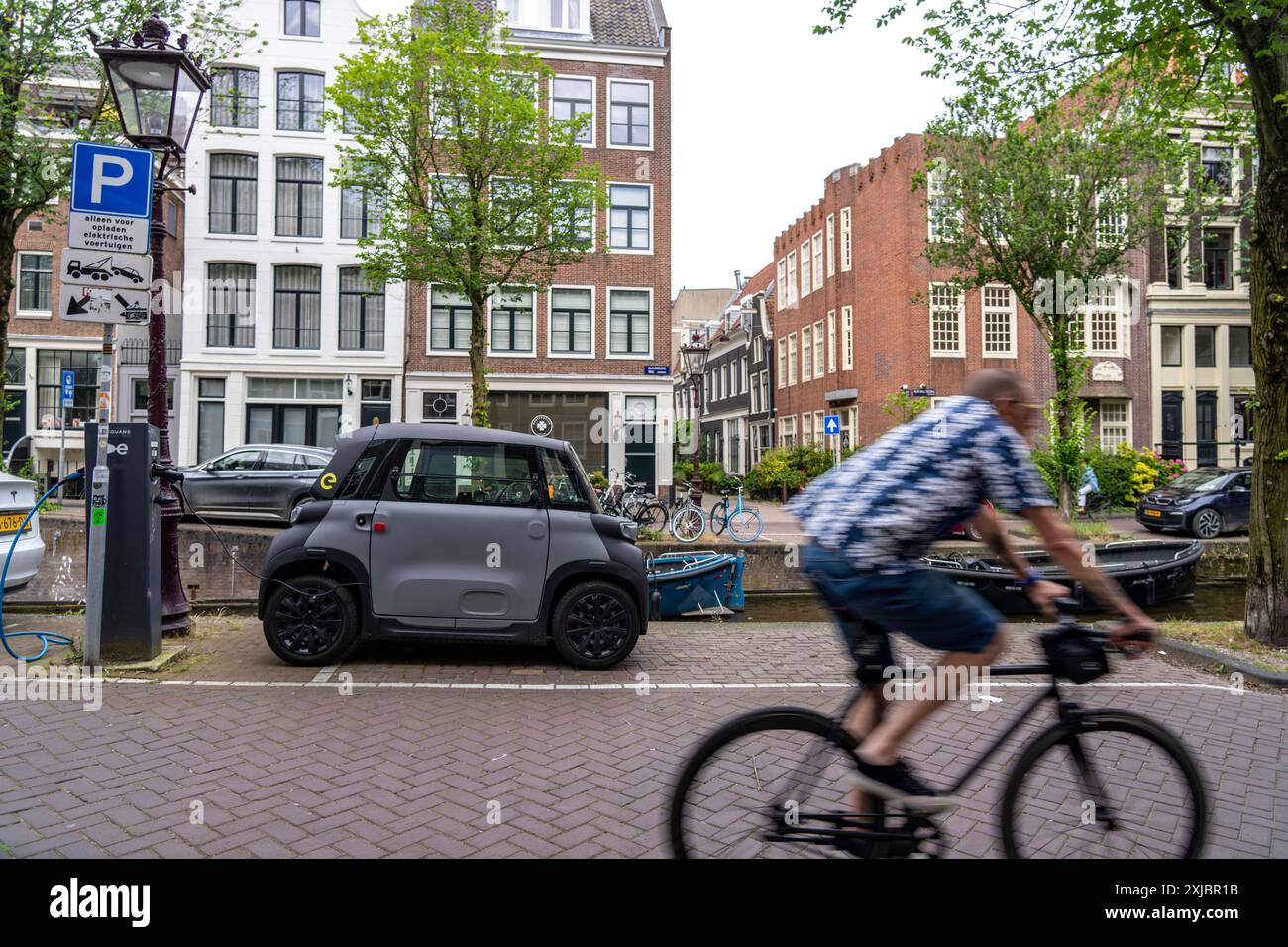 Miniauto in der Altstadt, Blauwburgwal Gracht, Innenstadt von Amsterdam, geparkt, Rocks Electric von Opel, E-Auto, Beliebt in der Stadt, weil er wenig Parkraum braucht, darf am 15 Jahren alter, mit Rollerführerschein, gefahren werden, Niederlande Amsterdam *** Mini voiture garée dans la vieille ville, canal Blauwburgwal, centre-ville d'Amsterdam, Rocks Electric par Opel, voiture électrique, populaire dans la ville parce qu'il a besoin de peu d'espace de stationnement, peut être conduit à l'âge de 15 ans, avec permis de conduire scooter, pays-Bas Amsterdam Banque D'Images