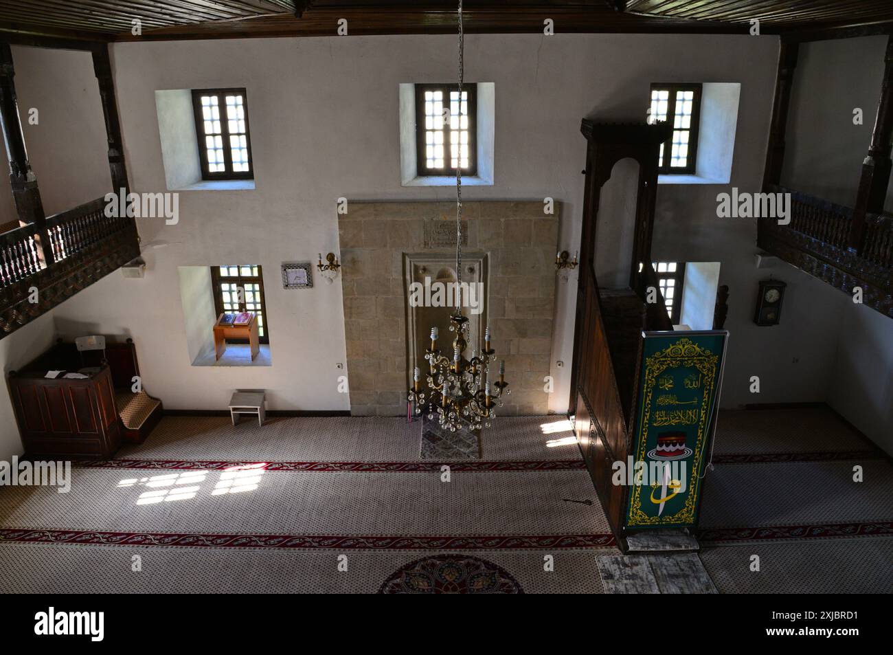 Une vue depuis la mosquée Zeytinlik et les tombeaux à Artvin, Turquie. La mosquée a été construite au XIXe siècle. Les tombes ont été construites au XIIIe siècle. Banque D'Images