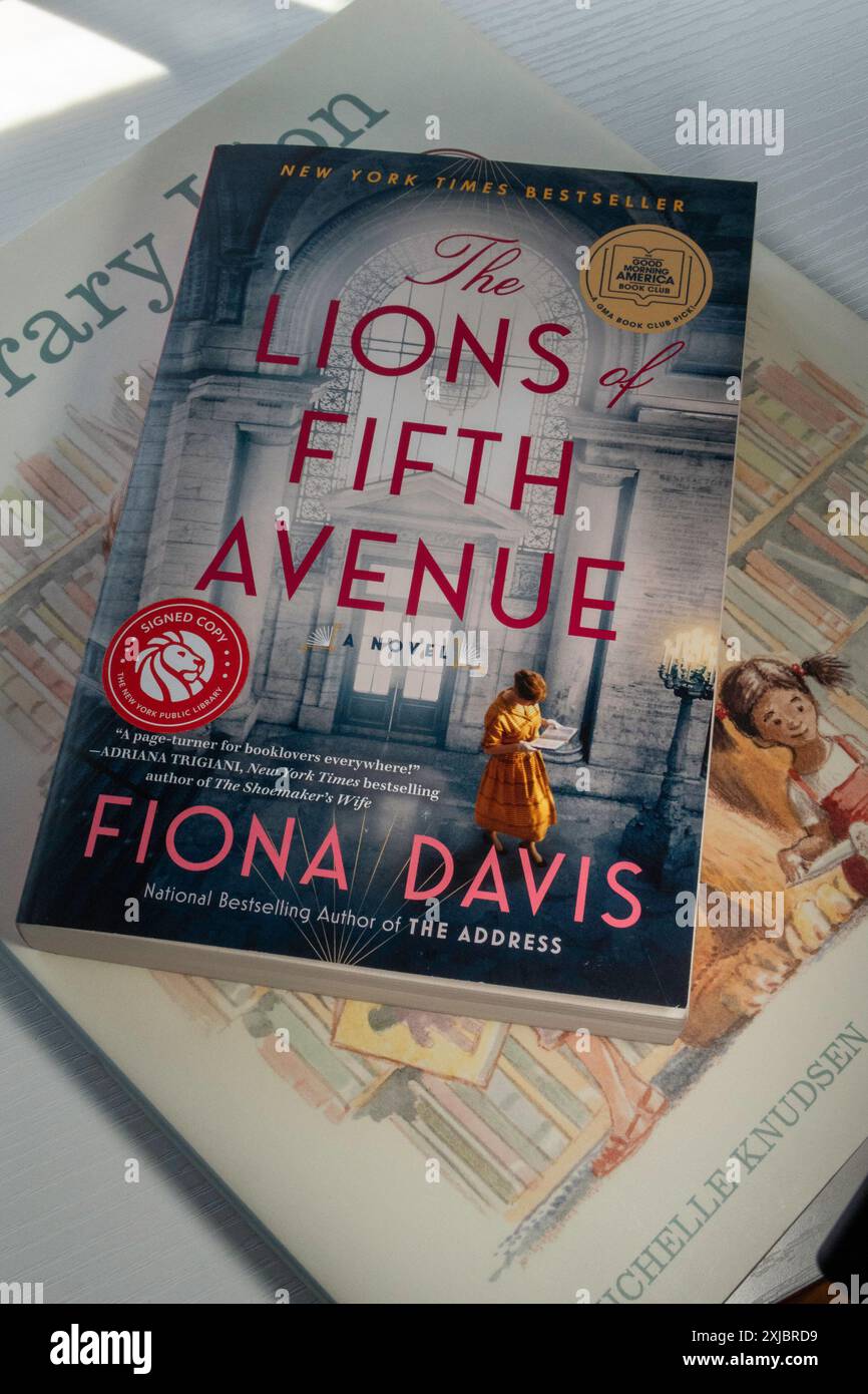 Lions of Fifth Avenue est aNovel par Fiona Davis, 2024, USA Banque D'Images