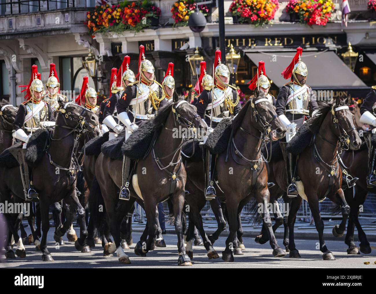 Londres, 17 juillet 2024. Les membres des bleus et royaux participent à la procession. Le roi Charles III et la reine Camilla montent dans un autocar d'État, escortés par une escorte souveraine de la cavalerie domestique, pour le discours du roi et l'ouverture du Parlement, le principal événement cérémonial du calendrier parlementaire, le premier jour de la session. Crédit : Imageplotter/Alamy Live News Banque D'Images