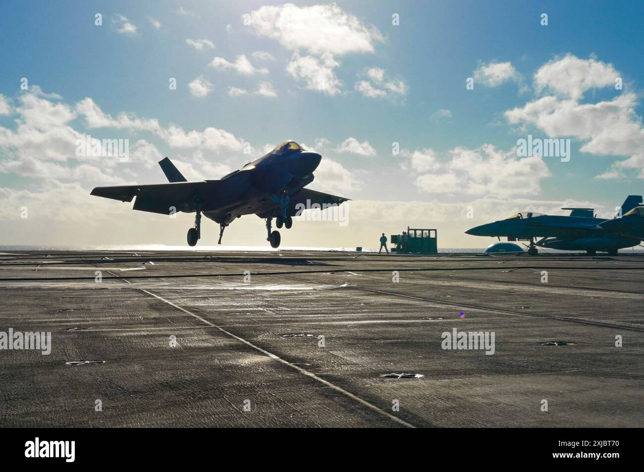 Le F-35C Lightning II de l'US Navy atterrit à bord du porte-avions de classe Nimitz USS Carl Vinson (CVN 70) alors que le navire participe à la phase d'intégration de la Force lors de l'exercice Rim of the Pacific (RIMPAC) le 2024 juillet 15. Vingt-neuf pays, 40 navires de surface, trois sous-marins, 14 forces terrestres nationales, plus de 150 avions et 25 000 membres du personnel participent au RIMPAC dans et autour des îles Hawiian, du 27 juin au 1er août. Le RIMPAC, le plus grand exercice maritime international au monde, offre une occasion de formation unique tout en favorisant et en soutenant les relations de coopération entre les participants Critica Banque D'Images