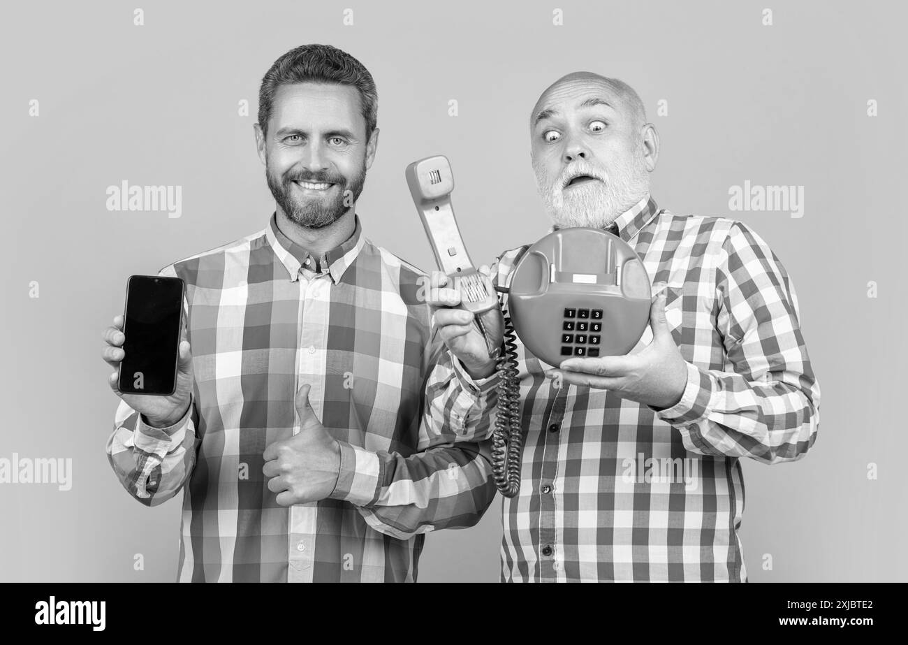 des hommes heureux avec la nostalgie du téléphone sur fond. photo d'hommes avec nostalgie téléphonique Banque D'Images
