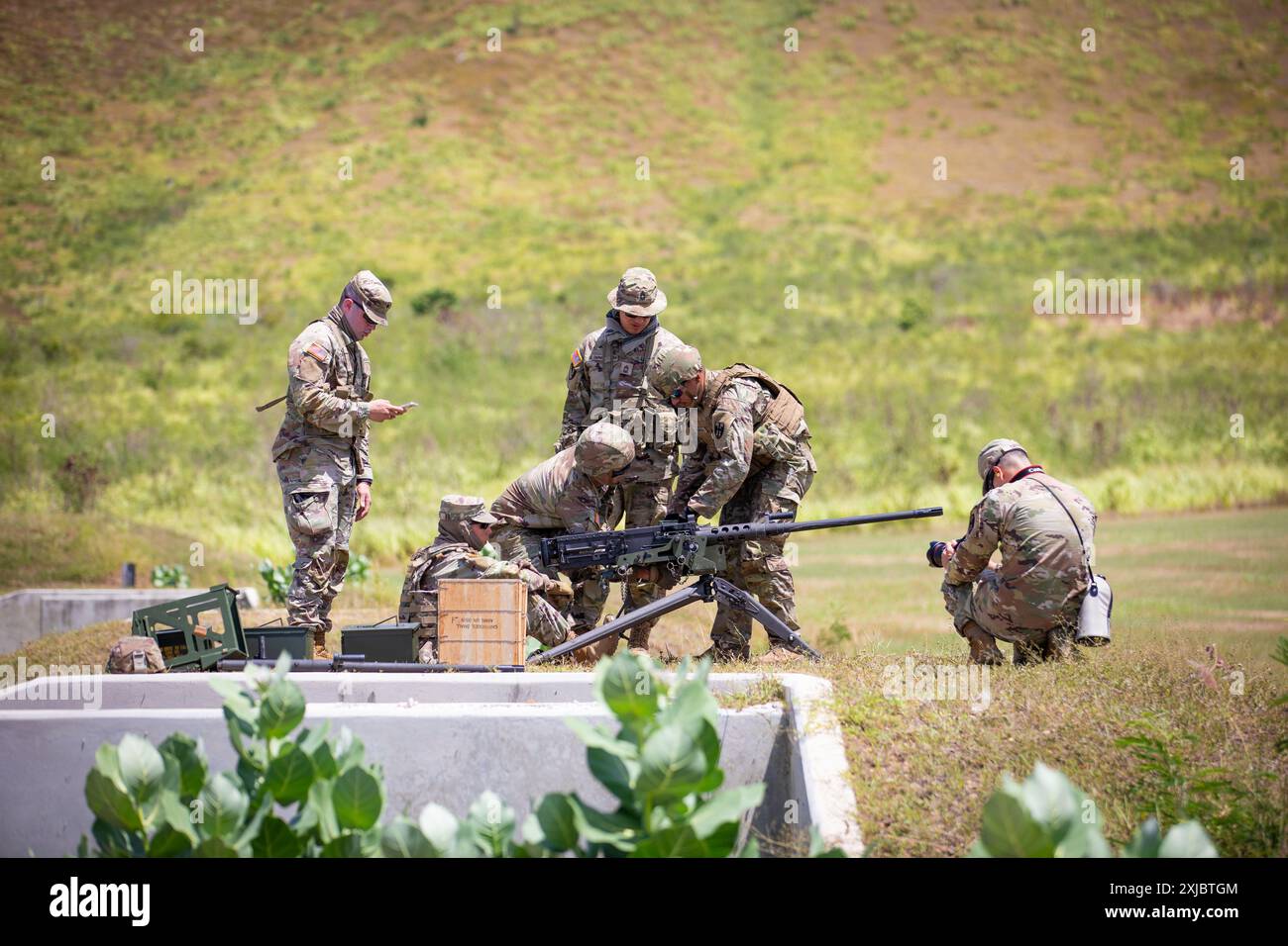 Les soldats affectés au 190e bataillon du génie, 101e commandement des troupes, garde nationale de l'armée de Porto Rico tirent une mitrailleuse M2 au Camp Santiago joint Training Center, Salinas, Porto Rico, le 17 juillet 2024. La familiarisation avec la Mitrailleuse M2 est vitale pour que les soldats puissent utiliser et entretenir efficacement cette arme, assurant ainsi leur préparation et leur compétence dans les situations de combat. (Photo de la Garde nationale de l'armée américaine par le SPC Joel Manzano) Banque D'Images