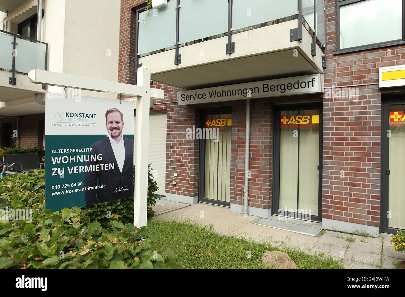 Auf einem Schild vor einer Wohnanlage für Senioren wird von einem Immobilien-Makler für die Anmietung altersgerechten Wohnungen geworben. Bergedorf Hambourg *** Un agent immobilier annonce des appartements adaptés à l'âge à louer sur un panneau devant un complexe résidentiel pour personnes âgées Bergedorf Hambourg Banque D'Images