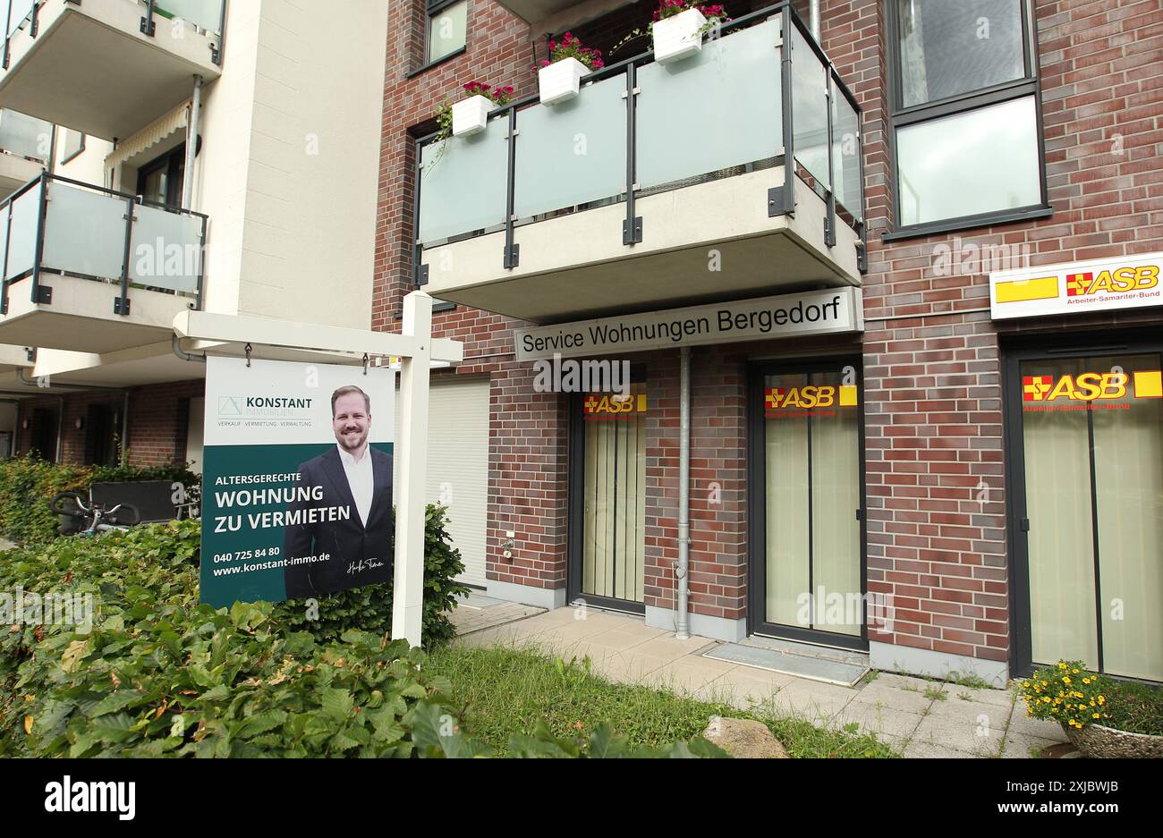 Auf einem Schild vor einer Wohnanlage für Senioren wird von einem Immobilien-Makler für die Anmietung altersgerechten Wohnungen geworben. Bergedorf Hambourg *** Un agent immobilier annonce des appartements adaptés à l'âge à louer sur un panneau devant un complexe résidentiel pour personnes âgées Bergedorf Hambourg Banque D'Images