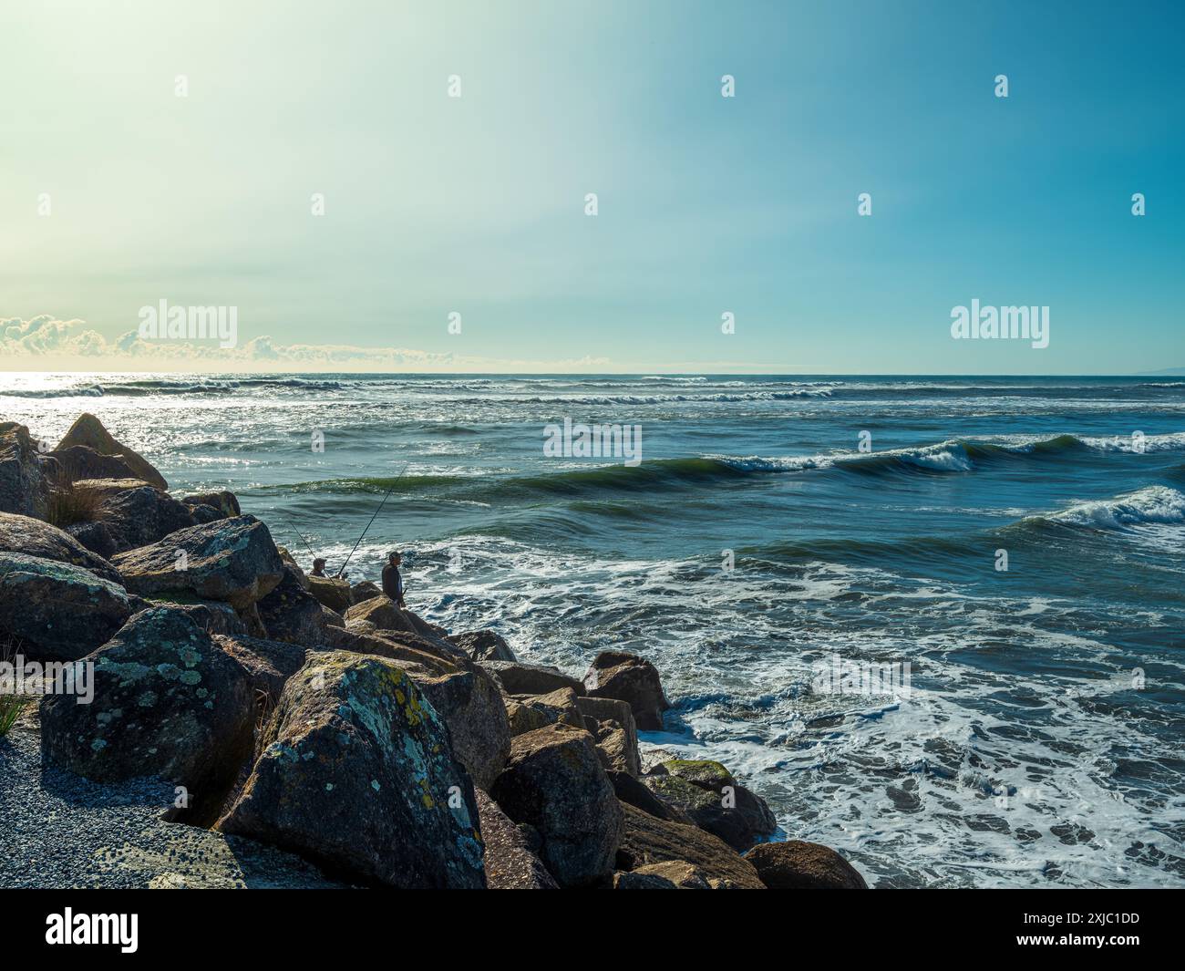 Pêche dans les rochers, Westport, Nouvelle-Zélande Banque D'Images