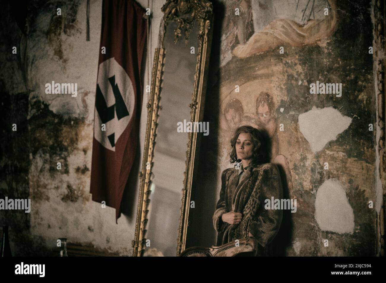 DATE DE SORTIE : 27 septembre 2024. TITRE : Lee. STUDIO : 55 films. RÉALISATEUR : Ellen Kuras. INTRIGUE : L'histoire de la photographe Elizabeth 'Lee' Miller, une mannequin de mode qui est devenue une correspondante de guerre acclamée pour le magazine Vogue pendant la première Guerre mondiale AVEC : MARION COTILLARD dans le rôle de Solange D'Ayen. (Crédit image : © 55 films/Entertainment Pictures/ZUMAPRESS.com) USAGE ÉDITORIAL UNIQUEMENT ! Non destiné à UN USAGE commercial ! Banque D'Images