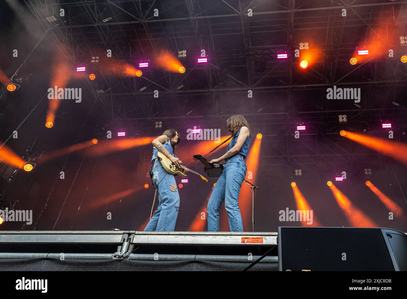 Larkin Poe auf dem KunstRasen Bonn Gronau - 17.07.2024. Rebecca LOVELL Gesang und Megan LOVELL Gitarre von der US amerikanischen Roots-Rock-Band LARKIN POE beim Live Auftritt in der KunstRasen Bühne - Der KunstRasen in Bonn Gronau ist eine Beliebte Sommer Open Air Konzertreihe am Rande der Rheinaue am Bonner Rheinufer. Bonn Gronau Nordrhein-Westfalen Deutschland *** Larkin Poe sur le Kunst Rasen Bonn Gronau 17 07 2024 Rebecca LOVELL chant et Megan LOVELL guitare du groupe rock américain LARKIN POE jouant en direct sur la scène Kunst Rasen le Kunst Rasen à Bonn Gronau est un été populaire Banque D'Images