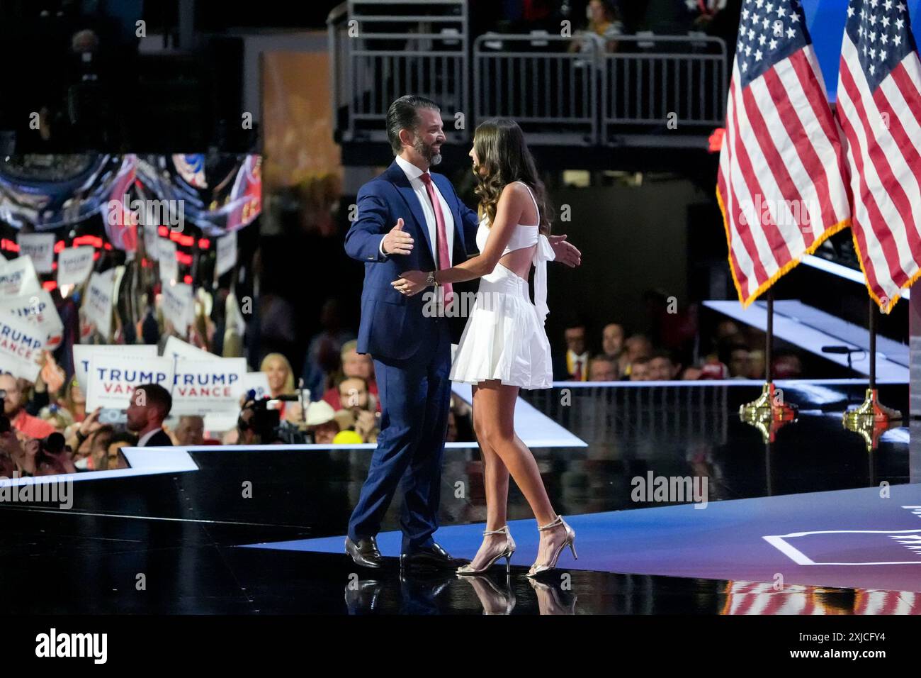 Milwaukee, États-Unis. 17 juillet 2024. Donald Trump Jr. accueille sa fille, Kai Madison Trump, sur la scène de la Convention nationale républicaine 2024 au Forum Fiserv à Milwaukee, Wisconsin, le mercredi 17 juillet 2024. La troisième journée de la convention devrait porter sur la sécurité nationale et la politique étrangère. Photo de David Banks/UPI crédit : UPI/Alamy Live News Banque D'Images