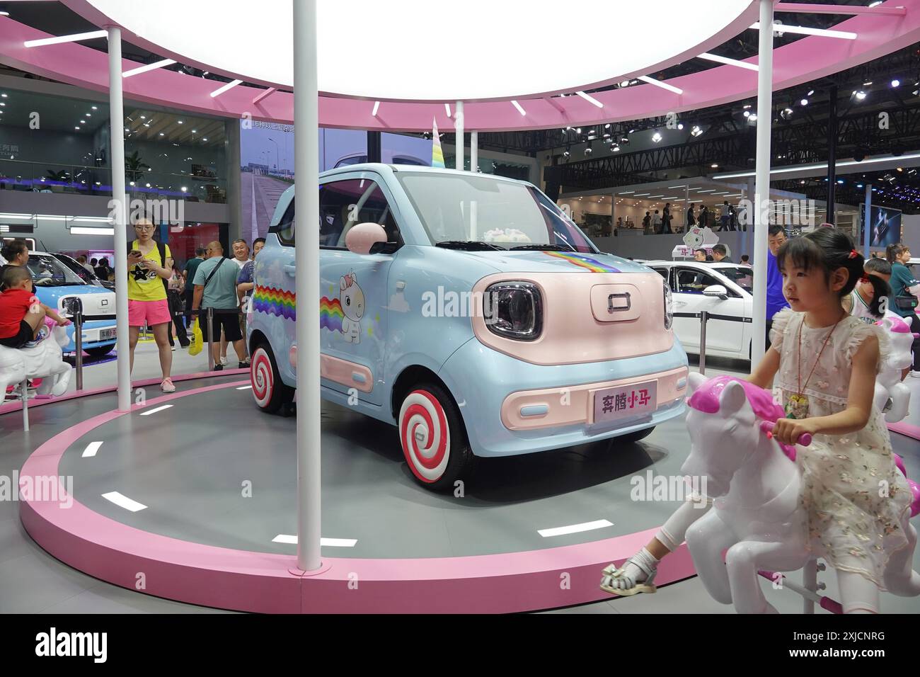 CHANGCHUN, CHINE - 17 JUILLET 2024 - les visiteurs regardent une voiture électrique FAW Pentium Pony à la 21ème exposition automobile internationale de Changchun à Changchun, Banque D'Images