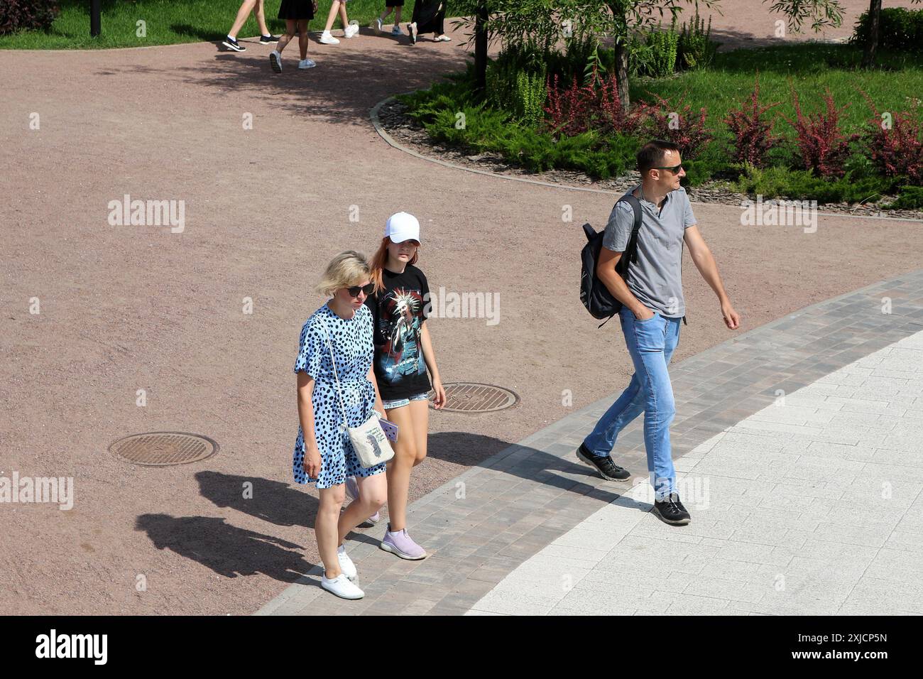 Cronstadt, Russie. 17 juillet 2024. Les gens marchent le long du trottoir dans le parc «Île des forts», situé à Kronstadt, une ville en Russie, une municipalité du centre-ville de Saint-Pétersbourg. Crédit : SOPA images Limited/Alamy Live News Banque D'Images