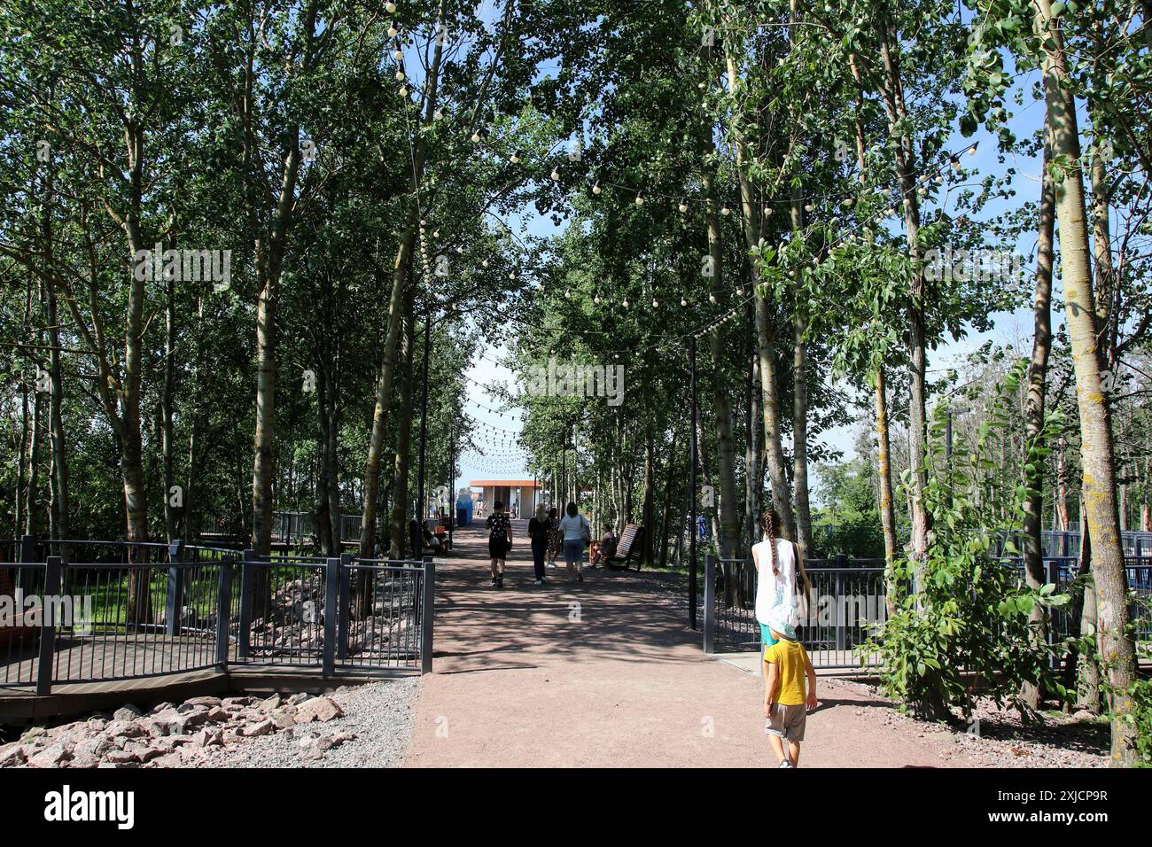 Cronstadt, Russie. 17 juillet 2024. Les gens marchent parmi les arbres le long du chemin dans le parc 'Île des forts', situé à Cronstadt, une ville en Russie, une municipalité du centre-ville de nouveaux Petersburg. (Photo de Maksim Konstantinov/SOPA images/SIPA USA) crédit : SIPA USA/Alamy Live News Banque D'Images