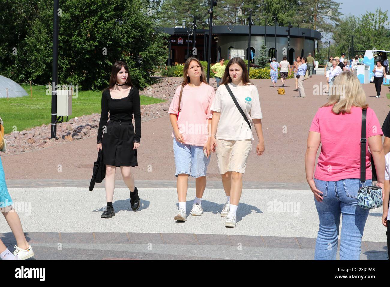 Cronstadt, Russie. 17 juillet 2024. Trois jeunes filles marchant par temps chaud, l'été dans le parc 'Île des forts', situé à Kronstadt, une ville en Russie, une municipalité du centre-ville de nouveaux Petersburg. (Photo de Maksim Konstantinov/SOPA images/SIPA USA) crédit : SIPA USA/Alamy Live News Banque D'Images